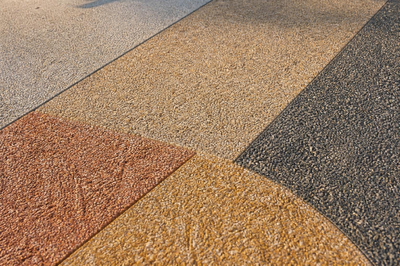 découvrez les différentes couleurs disponibles pour le béton désactivé et les rendus esthétiques possibles pour vos aménagements extérieurs.