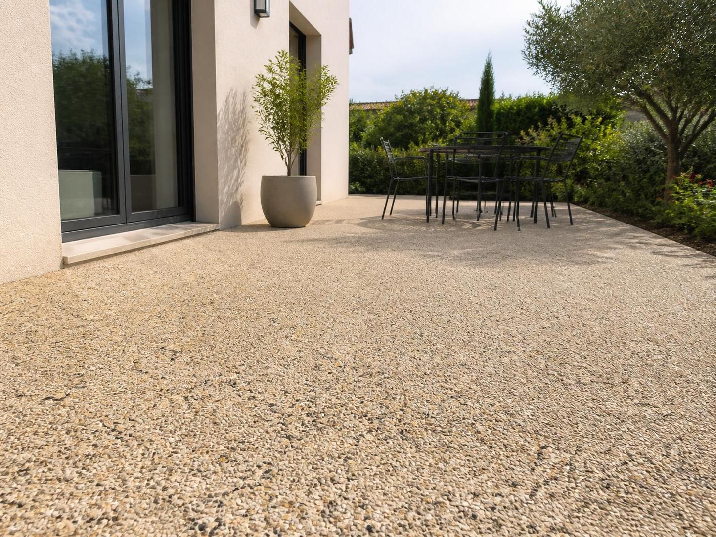 découvrez comment entretenir efficacement votre béton désactivé avec les produits adaptés et la fréquence recommandée pour préserver sa beauté et sa durabilité.