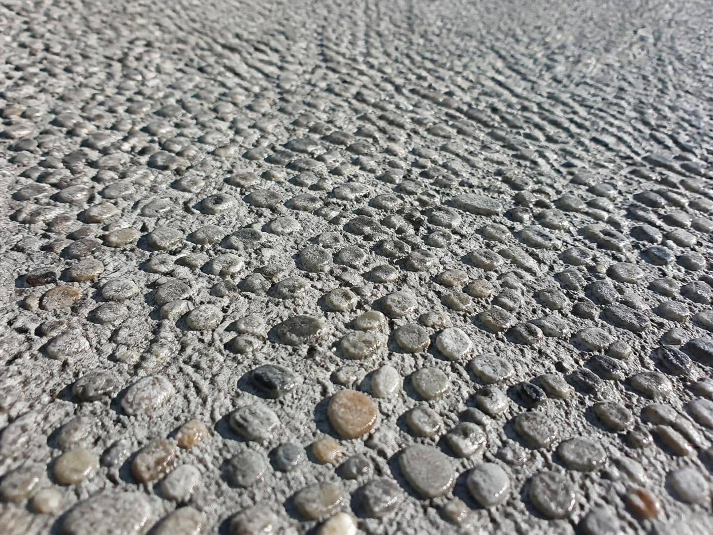 découvrez notre guide complet pour la pose du béton désactivé, étape par étape, et réalisez une finition esthétique et durable pour vos sols extérieurs.