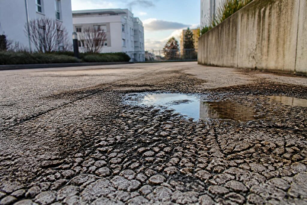 découvrez les principaux inconvénients du béton drainant dans ce guide complet pour faire un choix éclairé avant vos travaux.