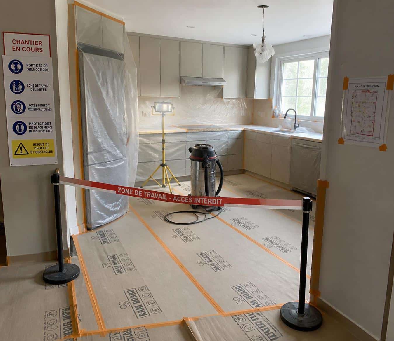 découvrez comment organiser la rénovation de votre cuisine en site occupé avec des délais réalistes pour un chantier serein et sans stress.