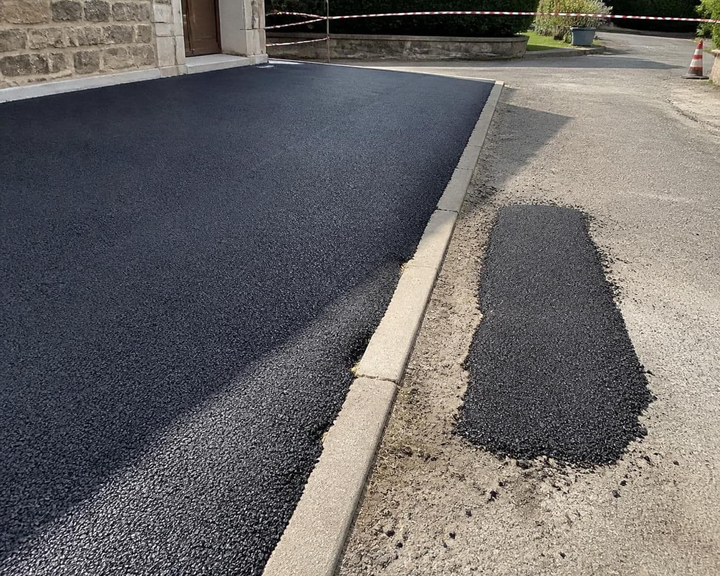 découvrez les différences entre l'enrobé à froid et l'enrobé à chaud, leurs avantages et inconvénients pour choisir la meilleure solution pour vos travaux de voirie.