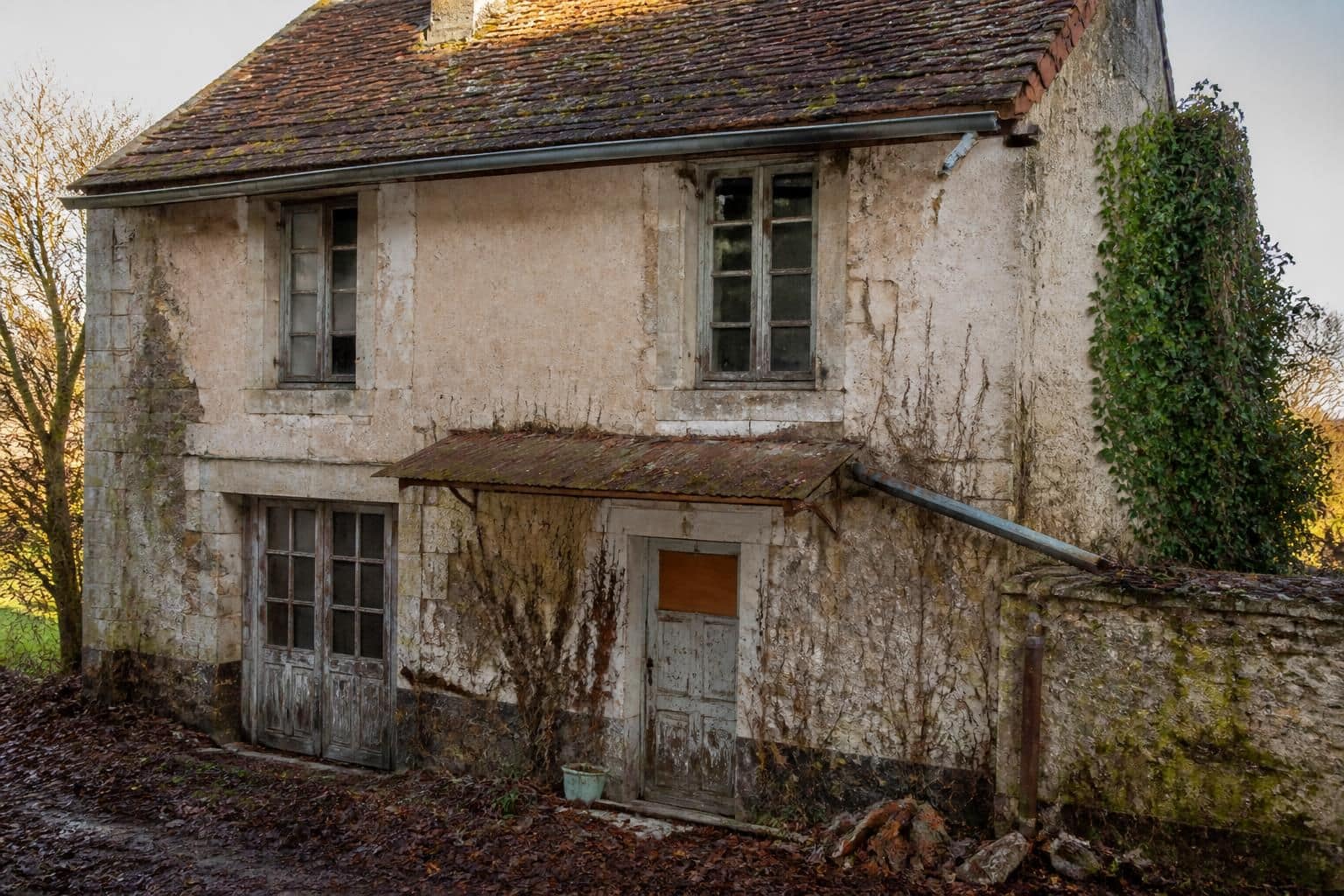découvrez les signes essentiels à surveiller pour prévenir le vieillissement du bâti et réussir vos travaux de rénovation extérieure.