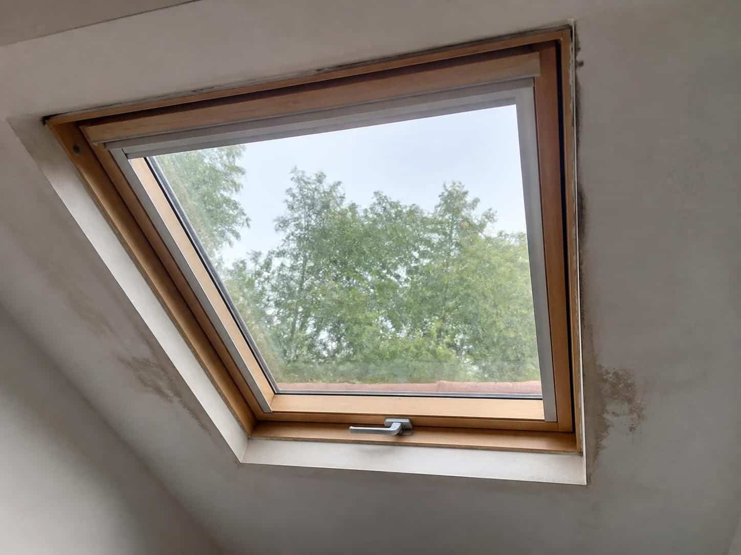 d&eacute;couvrez les principales causes d'une fuite de velux et les solutions de r&eacute;paration efficaces pour assurer l'&eacute;tanch&eacute;it&eacute; de votre fen&ecirc;tre de toit.