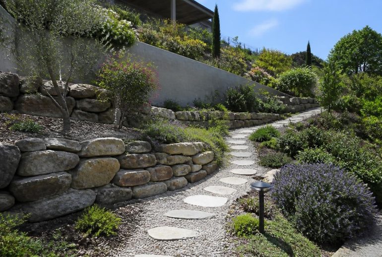 découvrez les contraintes techniques réelles de l'aménagement de jardin en pente et apprenez à optimiser votre espace extérieur malgré les défis du terrain incliné.