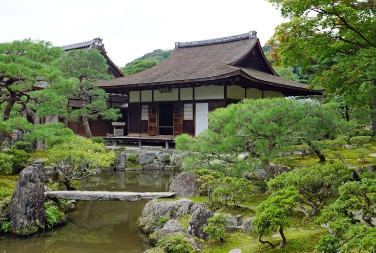 découvrez l'art du jardin de rocaille, un espace naturel alliant charme et diversité. apprenez à concevoir un jardin de pierres, avec des plantes adaptées qui révèlent la beauté minérale et végétale. inspirez-vous de nos conseils et astuces pour créer un rock garden harmonieux et durable.